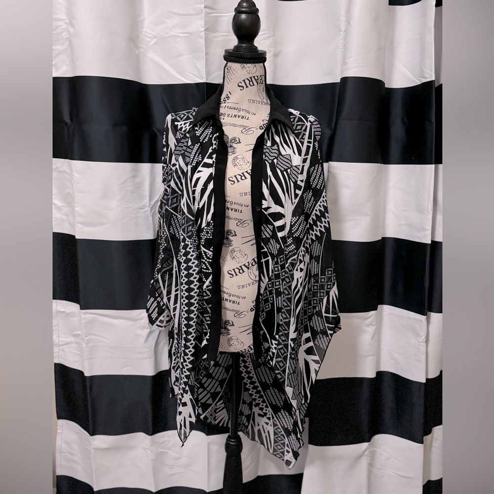 CATO • CATO FASHIONS • Black and White Kimono 
Size: M